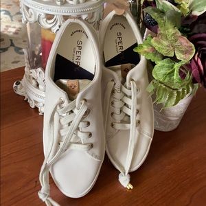 NWOT CREAM LEATHER SPERRY SHOES 👟👟
